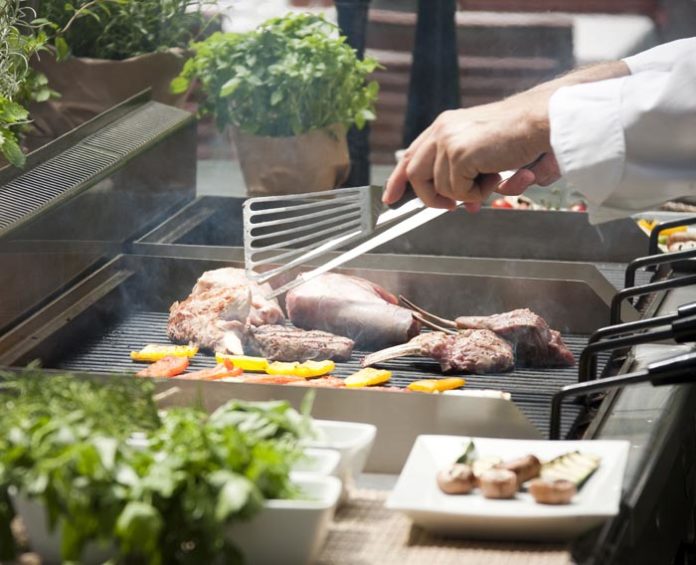 Köstlichkeiten am Grill im Gastgarten