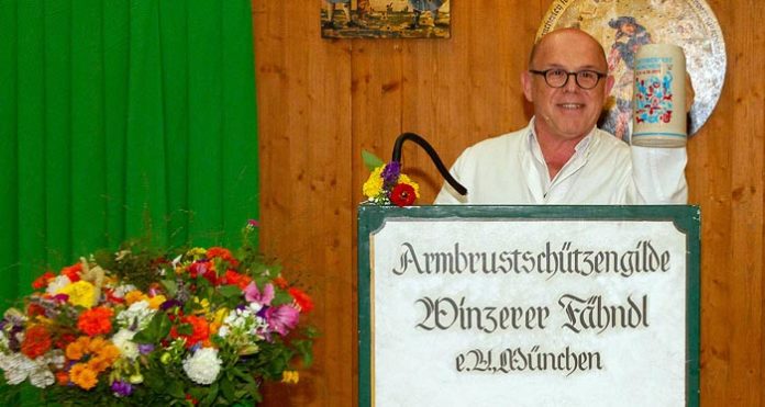 Jürgen Kirner präsentiert den offiziellen Oktoberfest-Maßkrug 2019