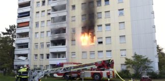 Harthof: Großeinsatz der Feuerwehr in einem Mehrfamilienhaus