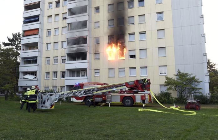 Harthof: Großeinsatz der Feuerwehr in einem Mehrfamilienhaus Harthof: Großeinsatz der Feuerwehr in einem Mehrfamilienhaus