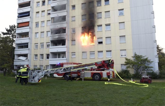 Harthof: Großeinsatz der Feuerwehr in einem Mehrfamilienhaus