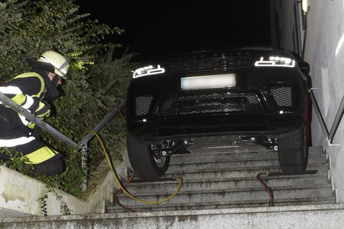 SUV auf Treppe Teil 2 (Sendling)