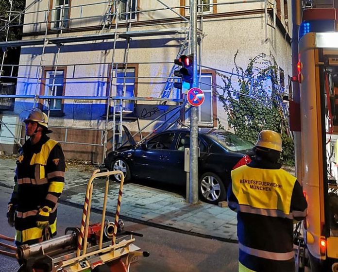 PKW fährt in Baugerüst PKW fährt in Baugerüst