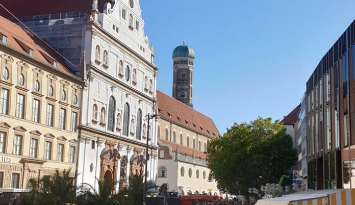 Passant misshandelt Hund in Fußgängerzone Passant misshandelt Hund in Fußgängerzone