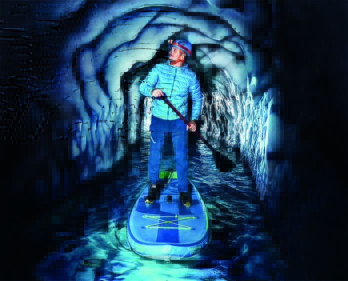 Sommersportarten als actiongeladene Winterabenteuer: Stand Up Paddling im verborgenen Eisgletscher Sommersportarten als actiongeladene Winterabenteuer: Stand Up Paddling im verborgenen Eisgletscher