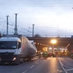 Pasing: Sattelzug verliert Ladung