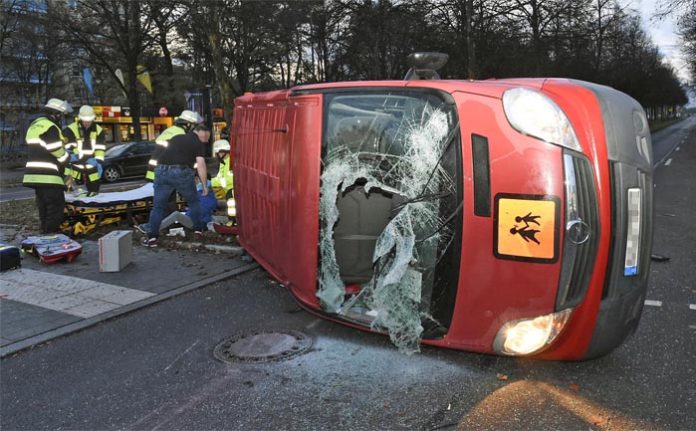 Verkehrsunfall mit Schulbus Verkehrsunfall mit Schulbus