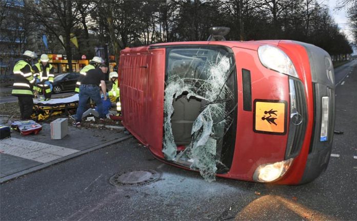 Verkehrsunfall mit Schulbus