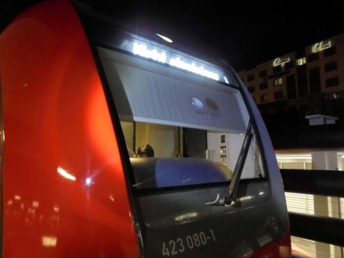 S-Bahn mit Steinen beworfen - Frontscheibe zersplittert S-Bahn mit Steinen beworfen - Frontscheibe zersplittert