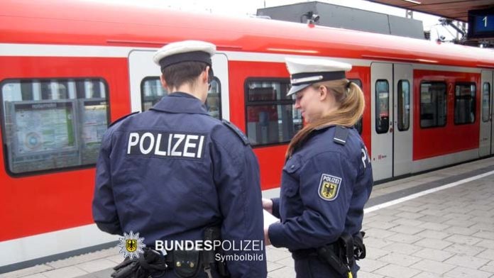 Fahrscheinkontrolle eskaliert - 18-Jähriger attackiert und verletzt Kontrolleur Fahrscheinkontrolle eskaliert - 18-Jähriger attackiert und verletzt Kontrolleur