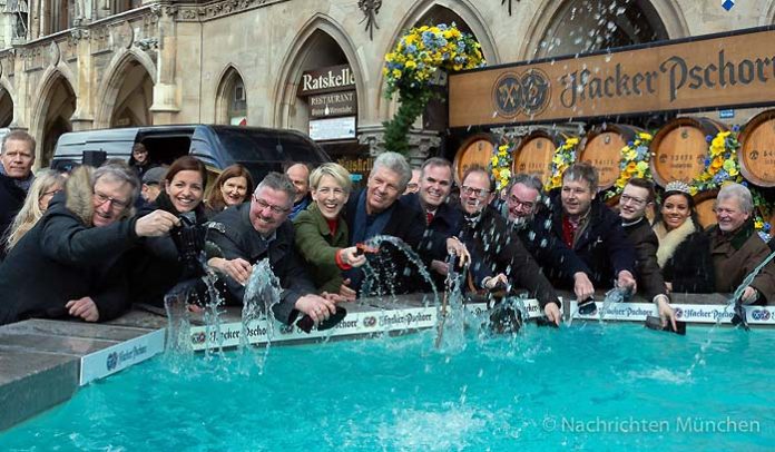 Geldbeutelwaschen im Fischbrunnen München 2020 Geldbeutelwaschen im Fischbrunnen München 2020