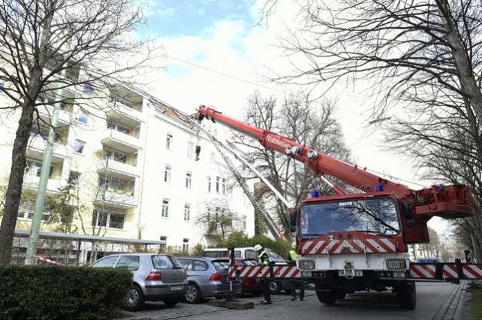 Neuhausen-Nymphenburg: Feuerwehr sichert Lastenschrägaufzug Neuhausen-Nymphenburg: Feuerwehr sichert Lastenschrägaufzug
