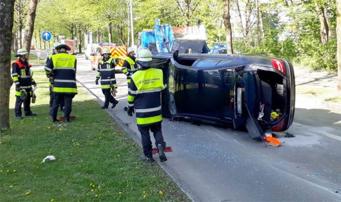 Neuperlach: Fahrzeug bei Unfall umgekippt