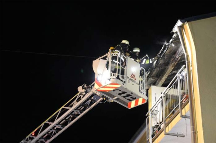 Nachbarin bemerkt Brand auf Balkon