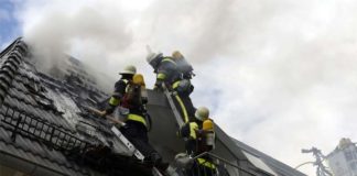 Dachstuhlbrand in Mehrfamilienhaus