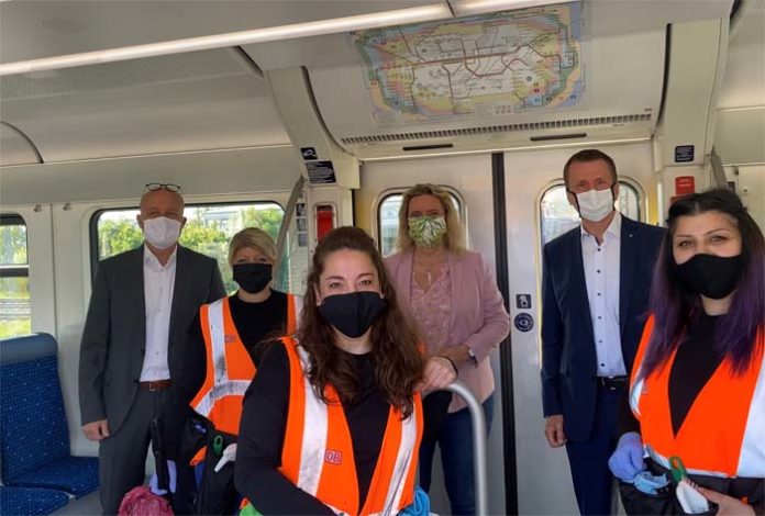 Putzen gegen Corona: Verkehrsministerin Kerstin Schreyer macht sich Bild von Reinigung einer S-Bahn Putzen gegen Corona: Verkehrsministerin Kerstin Schreyer macht sich Bild von Reinigung einer S-Bahn