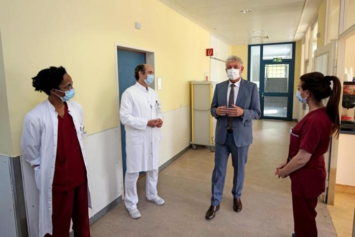 Oberbürgermeister Dieter Reiter besucht München Klinik Harlaching und bedankt sich beim Klinikpersonal Oberbürgermeister Dieter Reiter besucht München Klinik Harlaching und bedankt sich beim Klinikpersonal