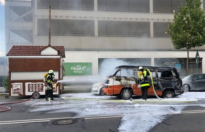Landsberger Straße: Alter VW-Bus ausgebrannt Landsberger Straße: Alter VW-Bus ausgebrannt