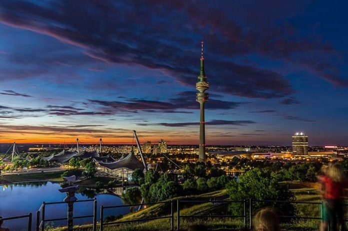 Wir brennen für das, was wir tun! Olympiapark beteiligt sich an der „Night of Light“ Wir brennen für das, was wir tun! Olympiapark beteiligt sich an der „Night of Light“