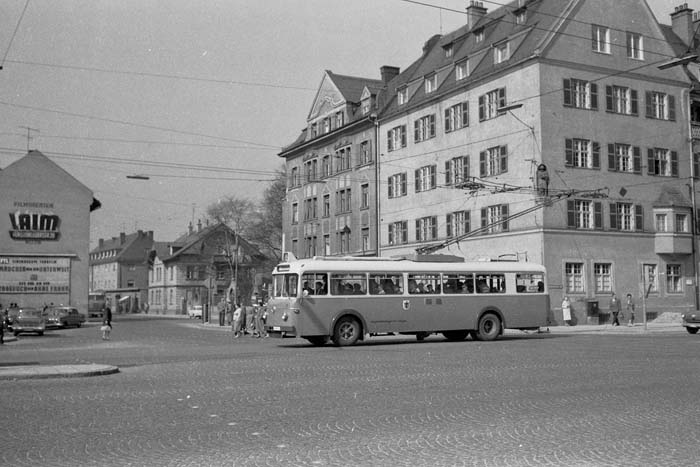 Ein O-Bus 1958 an der Kreuzung Fürstenrieder-/Agnes-Bernauer-Straße - Foto: Archiv FMTM