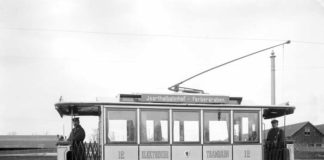 Einer der ersten elektrischen Triebwagen auf der Linie Färbergraben – Isartalbahnhof in der Schäftlarnstraße (1895)