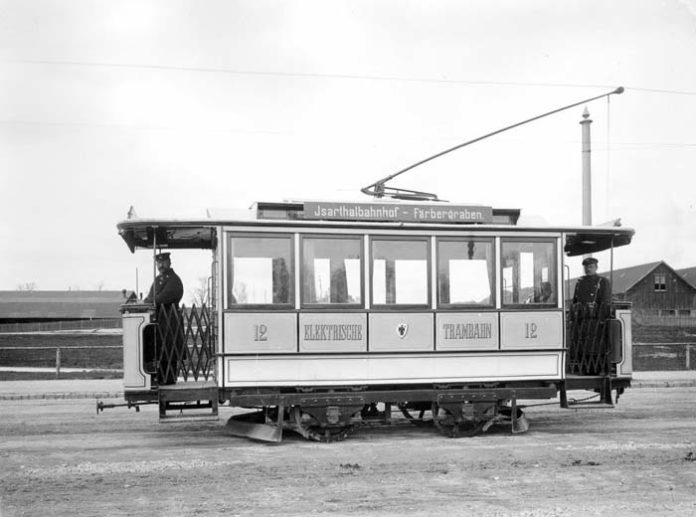 Einer der ersten elektrischen Triebwagen auf der Linie Färbergraben – Isartalbahnhof in der Schäftlarnstraße (1895)