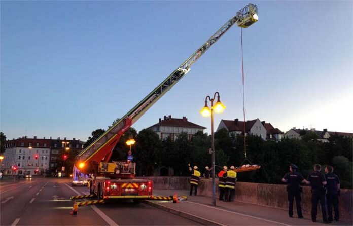 18-Jähriger stürzt von Wittelsbacherbrücke 18-Jähriger stürzt von Wittelsbacherbrücke