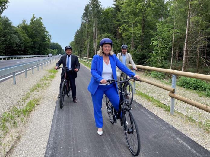 Bayern investiert 200 Millionen Euro in neue Radwege an Staats- und Bundesstraßen Bayern investiert 200 Millionen Euro in neue Radwege an Staats- und Bundesstraßen