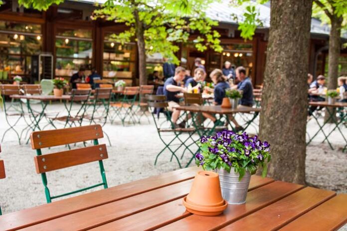 Hellanbrunn: Tierparkrestaurants durch Marché International nach Sanierung und Umbau wiedereröffnet