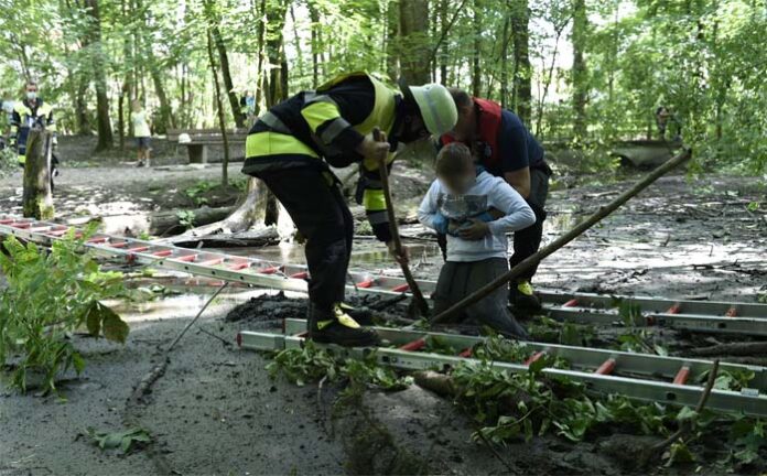 Kind in Isar-Au ordentlich versumpft