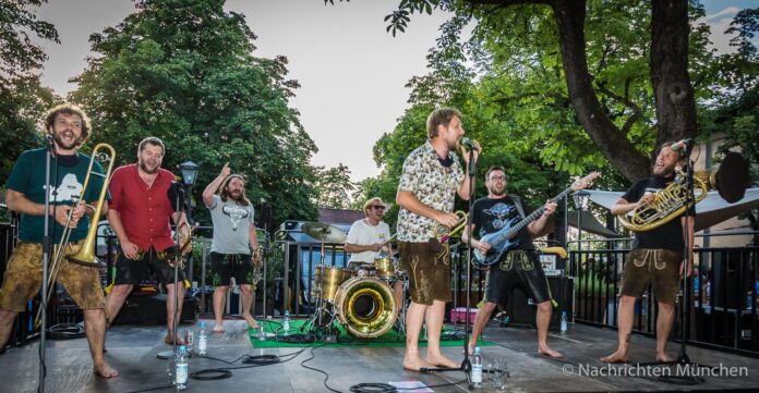 LaBrassBanda bringt die Lebensfreude in die Münchner Biergärten zurück