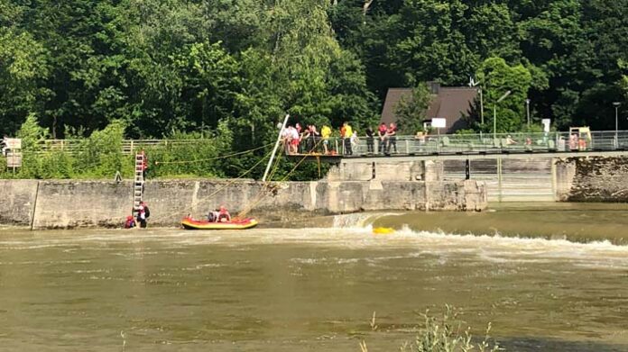 Elf Schlauchboote in der Isar gekentert – Großeinsätze am laufenden Band