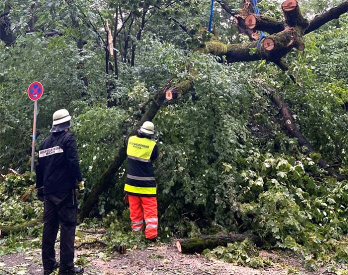 Unwetter über München - Zahlreiche Einsätze für die Feuerwehr Unwetter über München - Zahlreiche Einsätze für die Feuerwehr