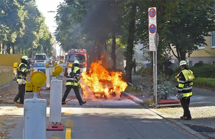 VW Passat steht in Flammen Ludwigsvorstadt: VW Passat steht in Flammen