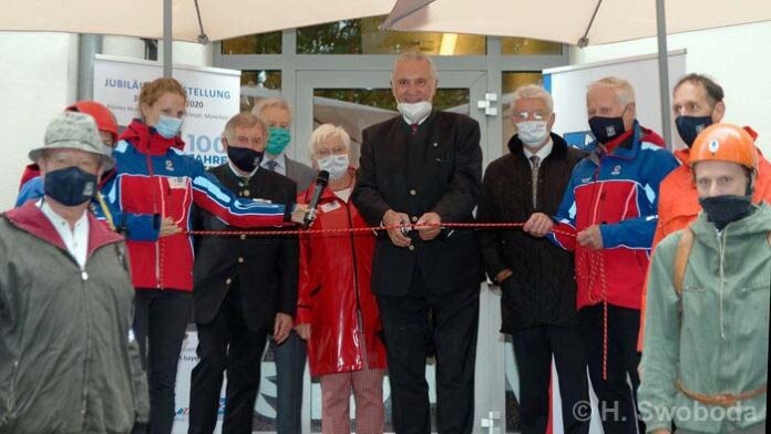 Herrmann bei Ausstellungseröffnung 