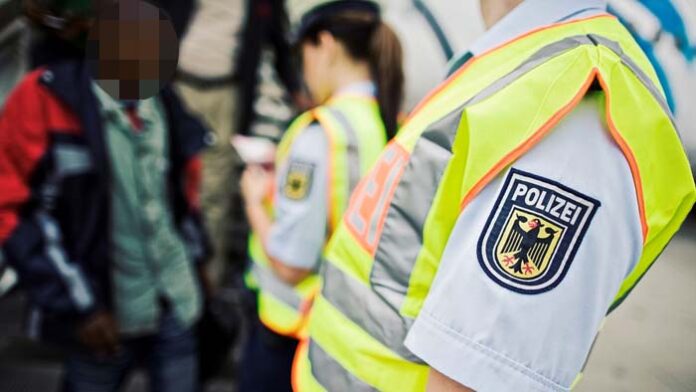 Zugbegleiterin nach Flaschenwurf verletzt Zugbegleiterin nach Flaschenwurf verletzt