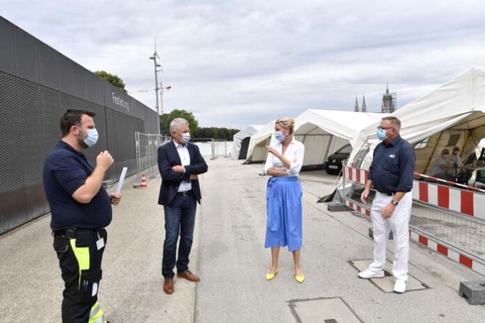 Corona-Teststation Theresienwiese: Oberbürgermeister Reiter überzeugt sich von reibungslosen Abläufen