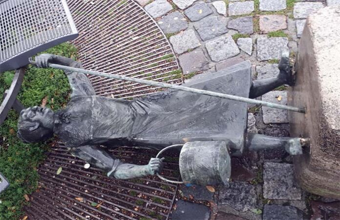 Ida Schumacher Brunnen am Viktualienmarkt umgestürzt Ida Schumacher Brunnen am Viktualienmarkt umgestürzt