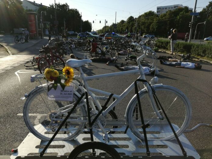 Der Tod kam bei grün: Bündnis Radentscheid München und Ride of Silence gedenken verstorbener Radfahrerin