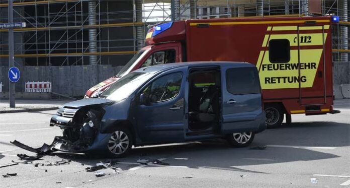 Moosach: Verkehrsunfall mit zwei Verletzten Moosach: Verkehrsunfall mit zwei Verletzten