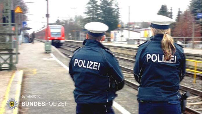 Steine in Gleisbereich geworfen - Verspätungen und Zugausfälle Steine in Gleisbereich geworfen - Verspätungen und Zugausfälle