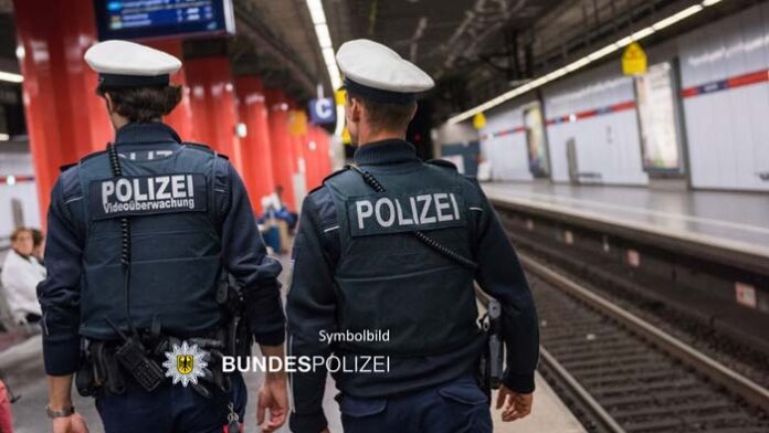 Mann randaliert am Stachus Mann randaliert am Stachus