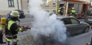 Lehel: Brennender Mercedes in Parkbucht