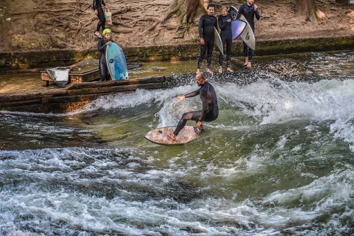 Manuel Stecher & Kippenboard auf dem Eisbach Manuel Stecher & Kippenboard auf dem Eisbach