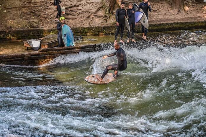 Manuel Stecher & Kippenboard auf dem Eisbach