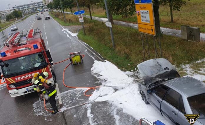 Freiham: Pkw in Vollbrand Freiham: Pkw in Vollbrand