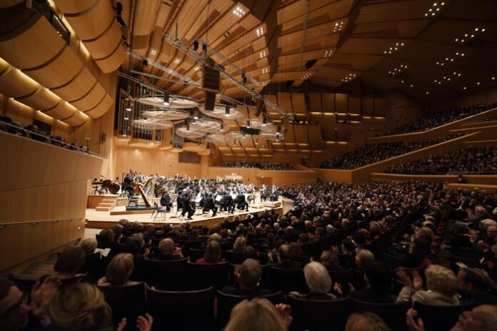 Ab jetzt dürfen 500 Besucherinnen und Besucher zu Konzerten in der Philharmonie Ab jetzt dürfen 500 Besucherinnen und Besucher zu Konzerten in der Philharmonie