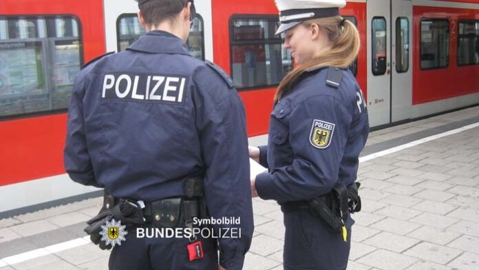 Fahrscheinkontrolle eskaliert Aggressiver - Fahrgast greift Bundespolizisten an