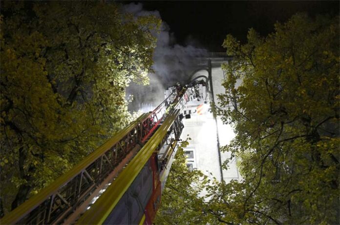 Au-Haidhausen: Brand in Jugendwohnheim - Mehrere Zimmer in Flammen Au-Haidhausen: Brand in Jugendwohnheim - Mehrere Zimmer in Flammen