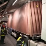 Laim: Lkw steckt in Unterführung fest